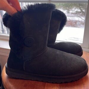 Genuine UGG style 5803 Bailey Button Black Sheepskin Size EU 39 US 8